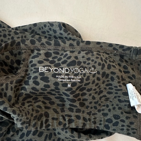 Beyond Yoga Black Leopard Print Set - Picture 6 of 6